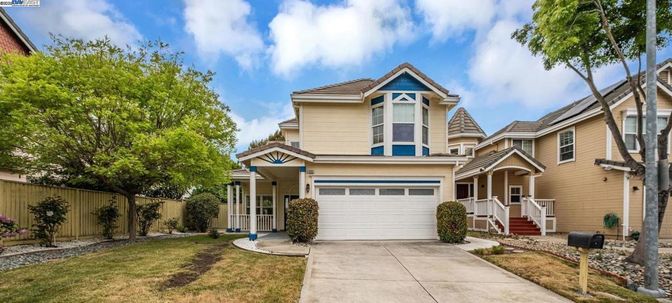 Attached, Exterior, Facade, Queen Anne Victorian