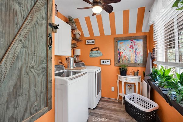 Interior, Washer, Wood Texture Flooring