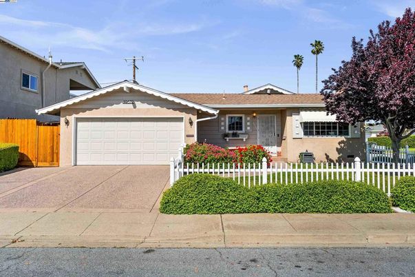 Attached, Exterior, Facade, American Craftsman