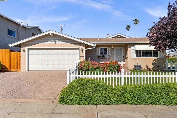 Attached, Exterior, Facade, American Craftsman