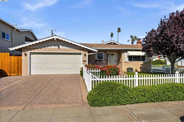Attached, Exterior, Facade, American Craftsman