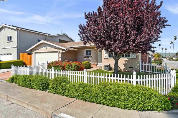 Attached, Exterior, Facade, Brick Facade, American Craftsman
