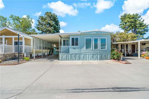Exterior, Facade, Ranch