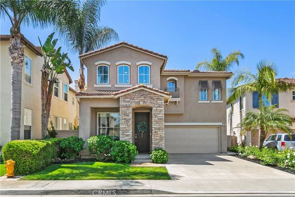 Attached, Exterior, Facade, Mediterranean
