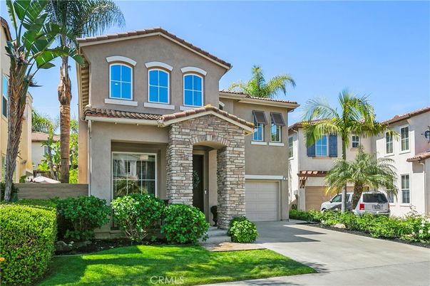 Attached, Exterior, Facade, Mediterranean