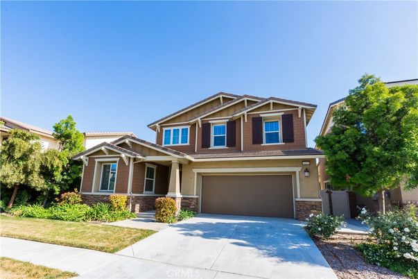 Attached, Exterior, Facade, American Craftsman