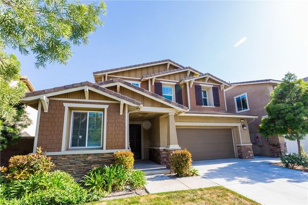 Attached, Exterior, Facade, American Craftsman