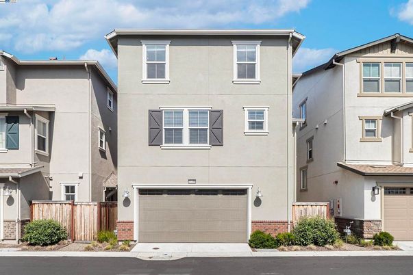 Attached, Exterior, Facade, Rowhouse