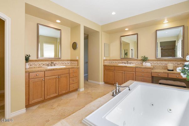 Bathroom, Dual Sink Vanities, Interior, Recessed Lighting