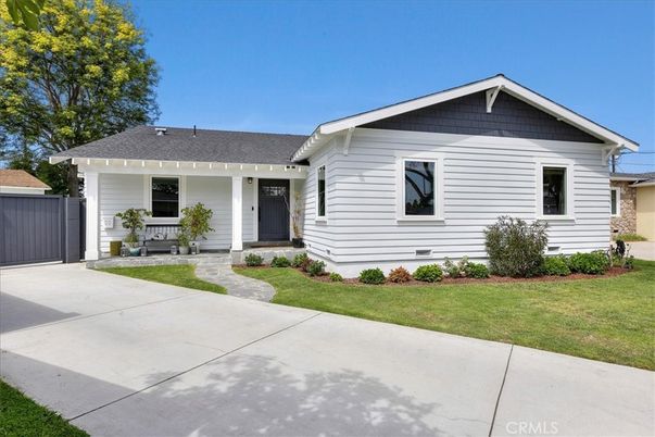 Exterior, Facade, Ranch