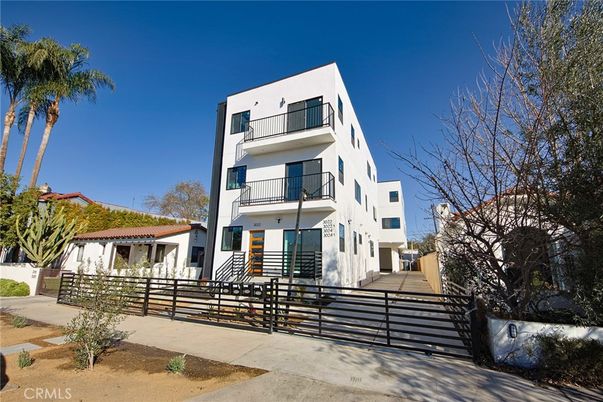 Exterior, Facade, Modern