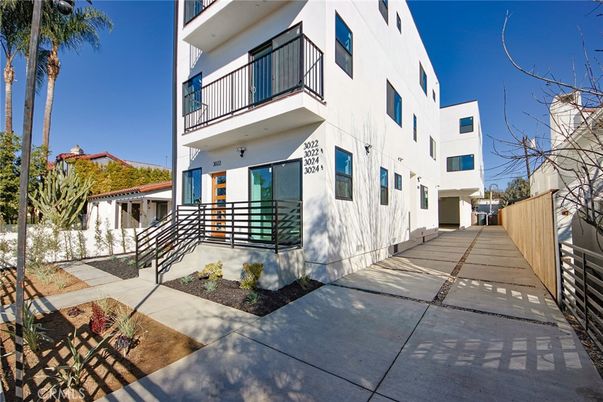 Exterior, Facade, Modern