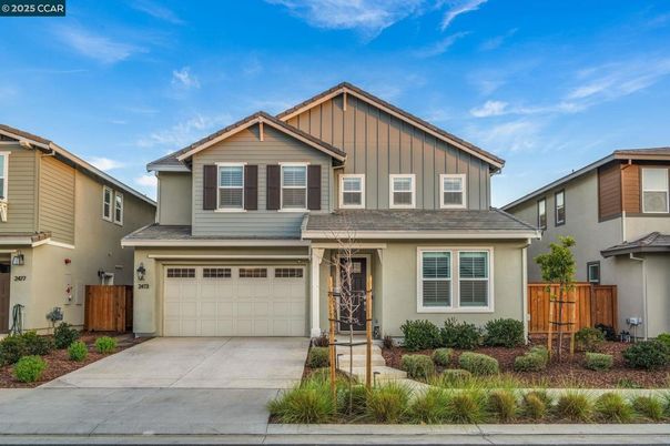 Attached, Exterior, Facade, American Craftsman