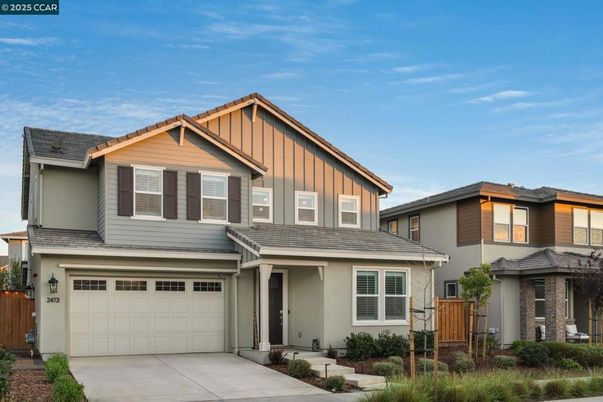 Attached, Exterior, Facade, Farmhouse