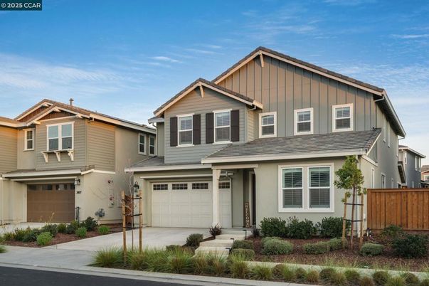 Attached, Exterior, Facade, American Craftsman