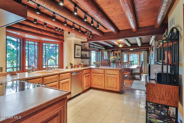 Dining room, Interior, Kitchen, Stainless Steel Appliances, Wooden Beams, Wooden Ceilings