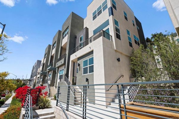 Exterior, Facade, Modern