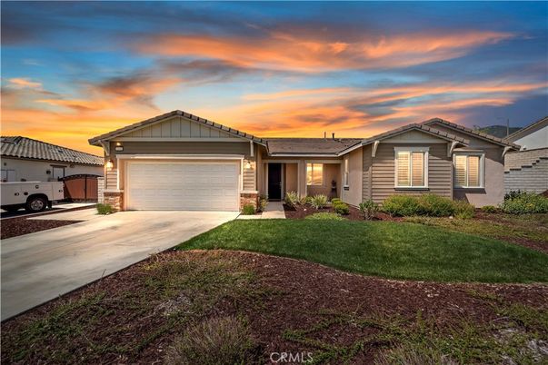 Attached, Exterior, Facade, Ranch