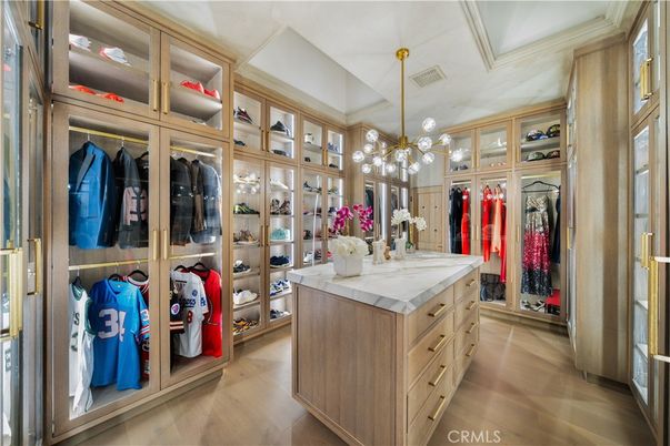 Interior, Pendant Lights, Walk-in Closets, Wood Texture Flooring
