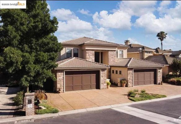Attached, Exterior, Facade, Mediterranean