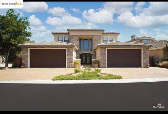 Attached, Exterior, Facade, Mediterranean