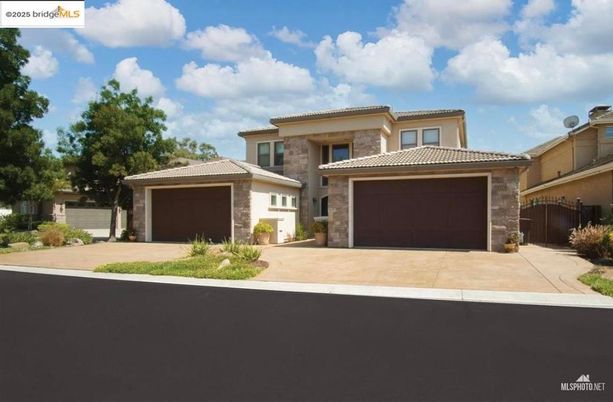 Attached, Exterior, Facade, Mediterranean