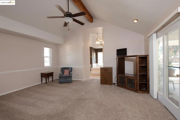 Empty room, Interior, Pendant Lights, Wooden Beams