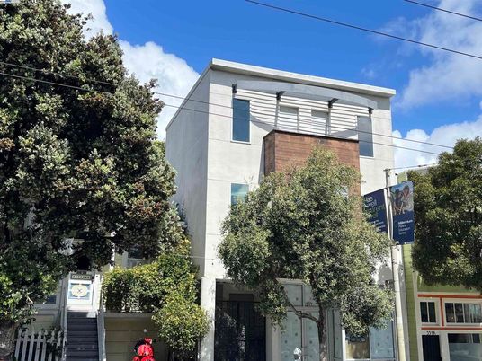 Exterior, Facade, Modern