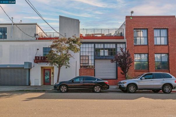 Exterior, Facade, Brick Facade, Rowhouse