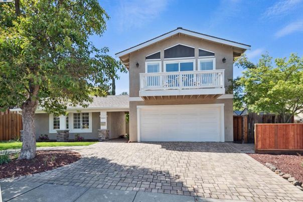 Attached, Exterior, Facade, American Craftsman