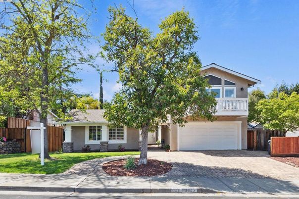 Attached, Exterior, Facade, Ranch