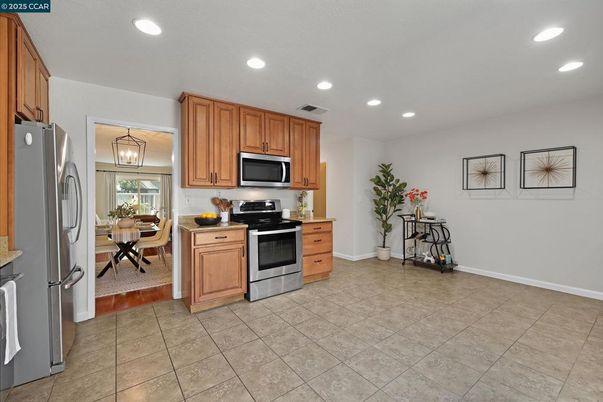 Dining room, Interior, Kitchen, Recessed Lighting, Stainless Steel Appliances