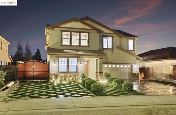 Attached, Exterior, Facade, Farmhouse