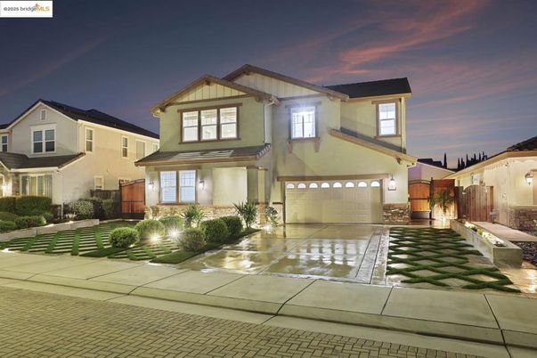 Attached, Exterior, Facade, Farmhouse