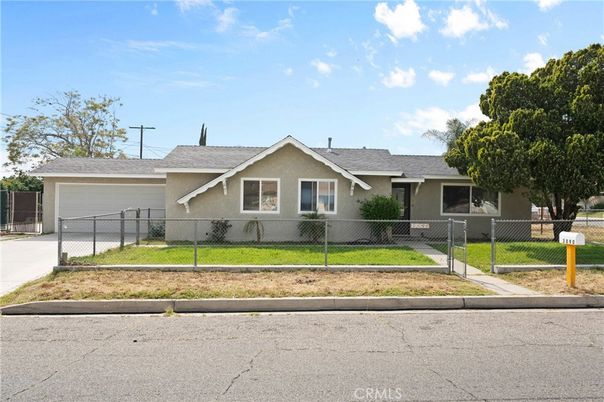Attached, Exterior, Facade, Ranch