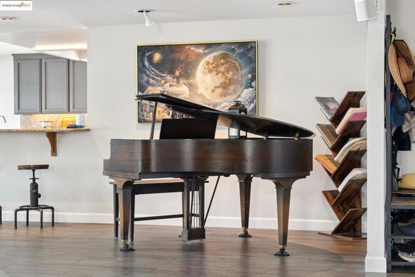Interior, Piano, Recessed Lighting, Wood Texture Flooring