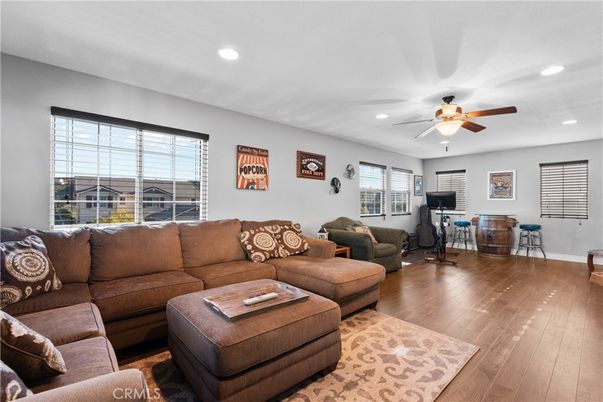Fitness Equipment, Interior, Living room, Recessed Lighting, Wood Texture Flooring
