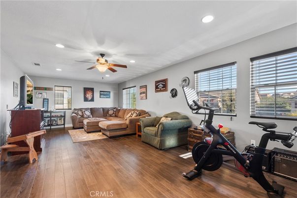 Fitness Equipment, Interior, Living room, Recessed Lighting, Wood Texture Flooring