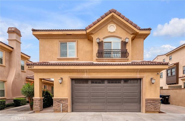Attached, Exterior, Facade, Mediterranean