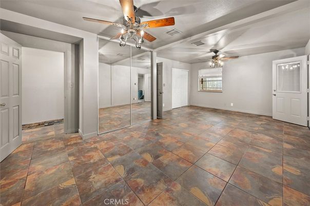 Empty room, Interior