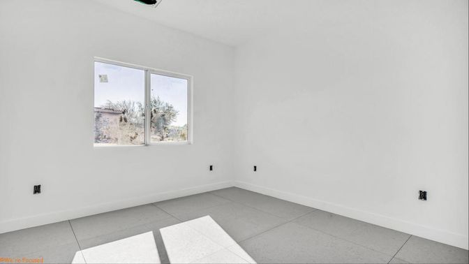 Empty room, Interior