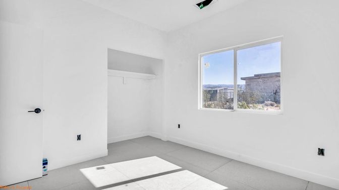 Empty room, Interior