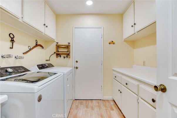 Interior, Recessed Lighting, Washer, Wood Texture Flooring
