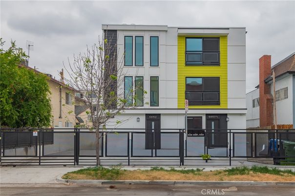 Exterior, Facade, Rowhouse