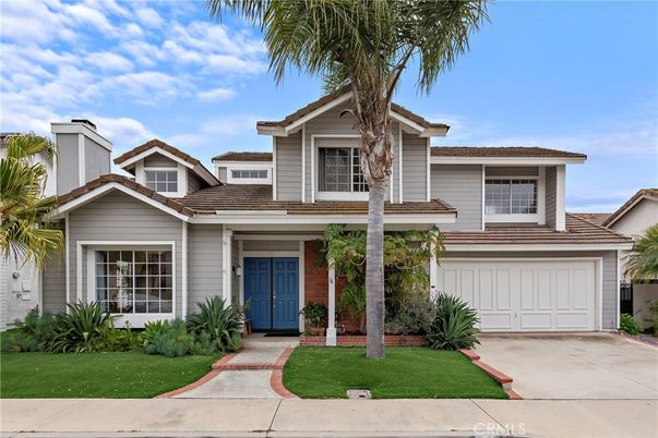 Attached, Exterior, Facade, Mediterranean