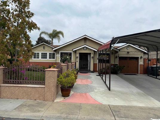 Attached, Exterior, Facade, Ranch