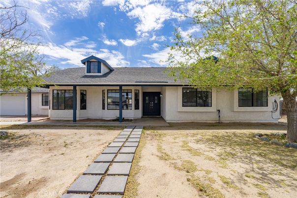 Exterior, Facade, Ranch