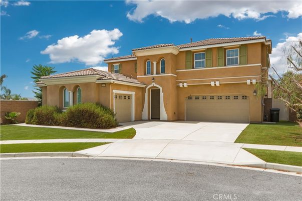 Attached, Exterior, Facade, Mediterranean
