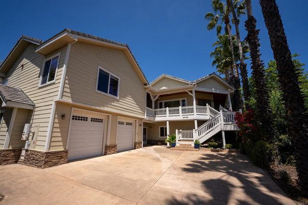 Attached, Exterior, Facade, American Craftsman
