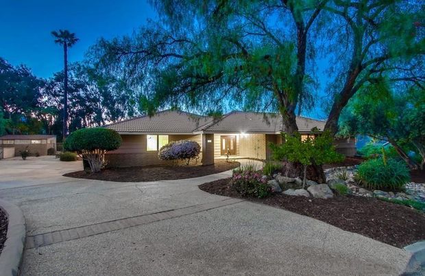 Backyard, Exterior, Facade, Ranch